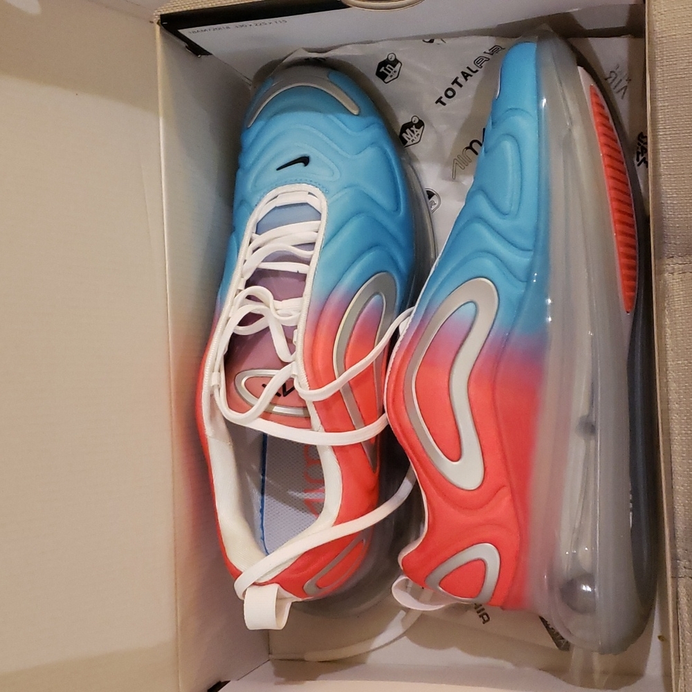 Nike Woman's Size 9.5 Hot Pink and Sky Blue Air Max 720